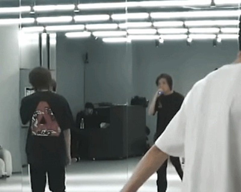Haechan Merokok di Dalam Ruangan