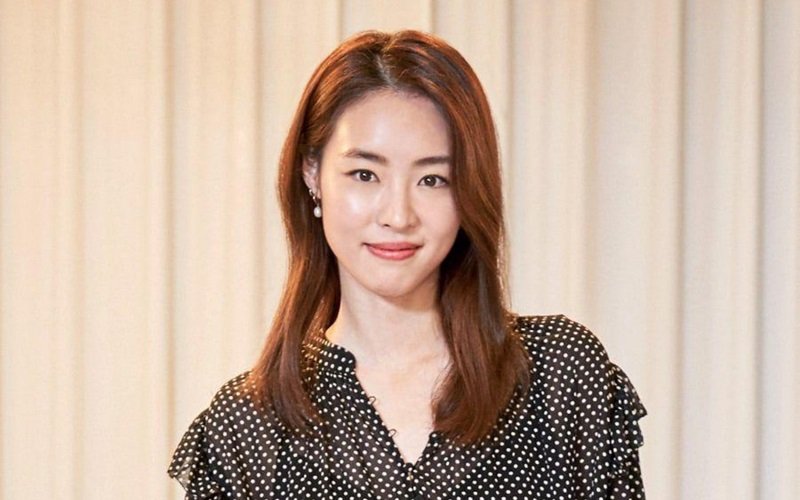 Lee Yeon Hee Tanda Tangan Kontrak