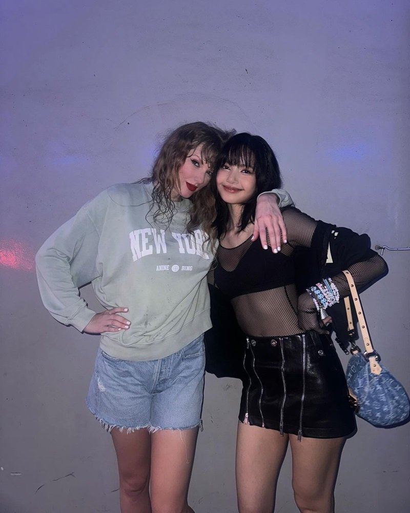 Lisa BLACKPINK Foto Bareng Taylor Swift 2