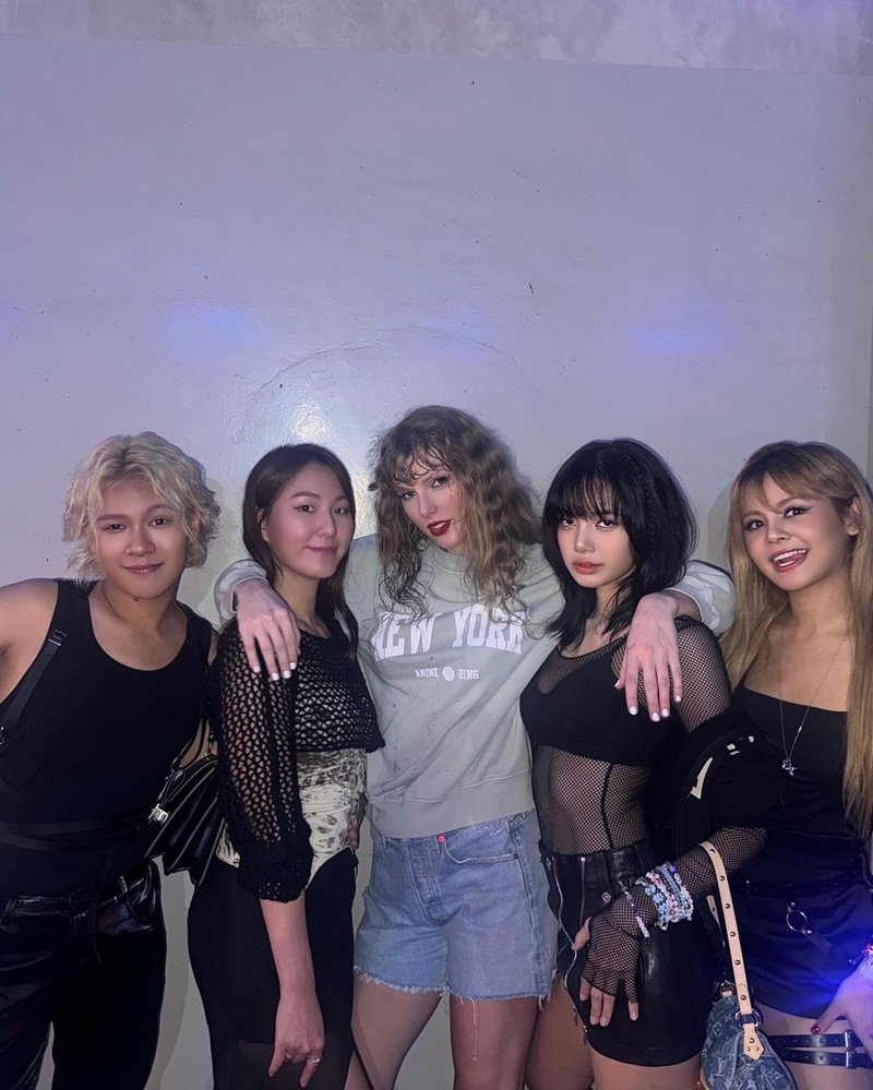 Lisa BLACKPINK Foto Bareng Taylor Swift 3