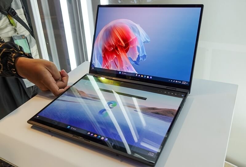Tentang ASUS Zenbook DUO (UX8406)