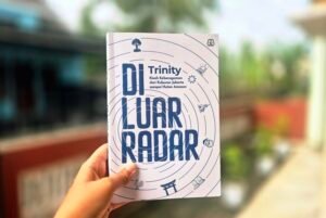 review buku di luar radar trinity (4)